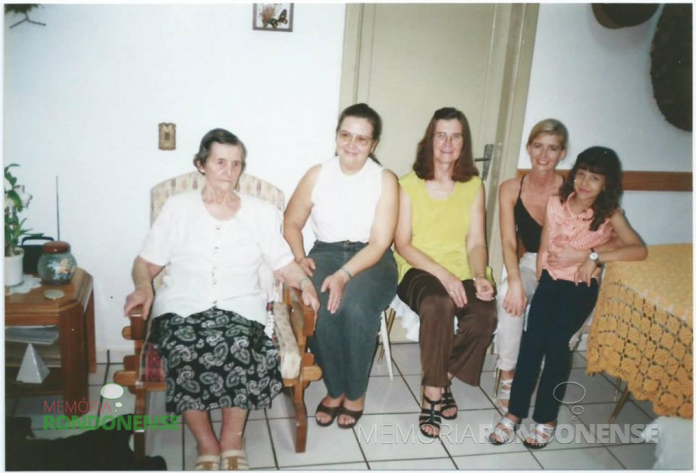 || Pioneira Eli Witeck Finger, falecida em outubro de 1999, com as filhas Clarice e Cleci e netas, da esquerda para a direita.
Imagem: Acervo Cleci Kleemann e Clarice Dahmer - FOTO 1 -