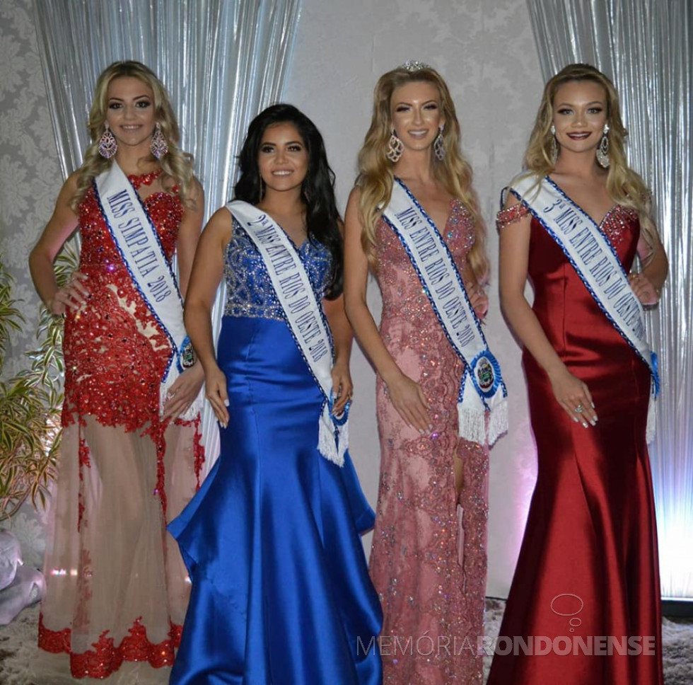 || Miss Entre Rios do Oeste 2018. 
Da esquerda à direita:  Rafaela Altenhofen, 2ª Miss; Larissa Isabel Schaefer, Miss 2018; 3ª Miss, Natália Würfel Balles; e Daiana Aparecida Kist, Miss Fotogenia. 
Imagem: Acervo Marechal News - FOTO 17 - 