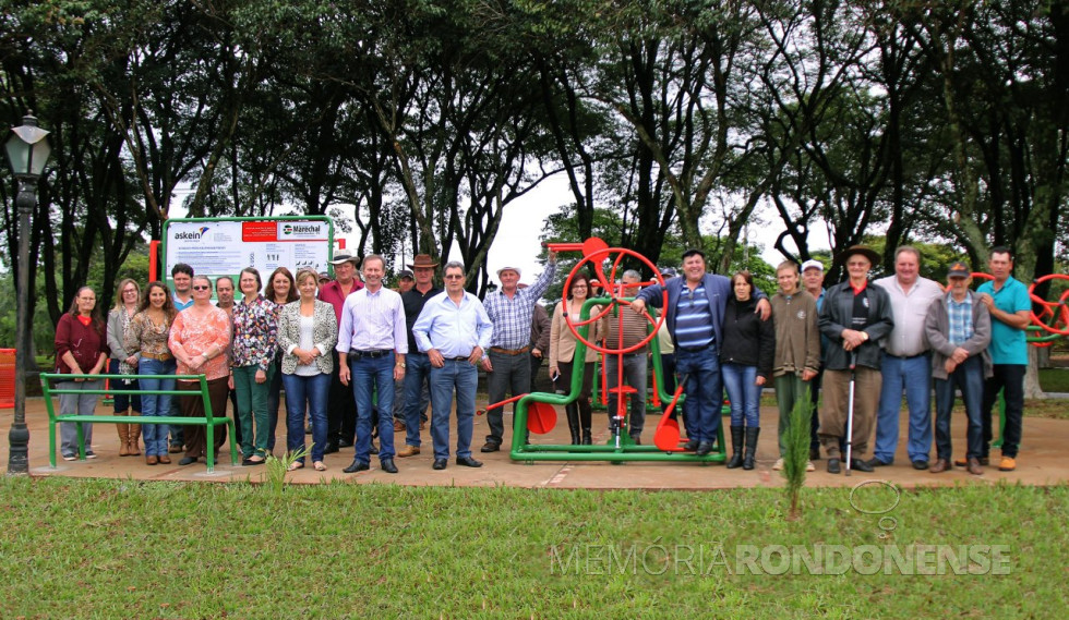 || Inauguração da academia ao ar livre na praça da sede distrital de Novo Três Passos, em maio de 2016.
Da esquerda a direita: 1ª a 5ª - não identificadas; 6ª - Mauro Donha - secretário municipal de Planejamento; 7ª e 8ª - não identificadas; 9ª - Maria Cleonice Froelich - secretária municipal de Assistência Social; 10ª - não identificada; 11ª - prefeito municipal Moacir Froelich; 12ª - não identificada; 13ª - ... Griep - administrador distrital de Novo Três Passos; 14ª - vice-prefeito Silvestre Cottica; 15ª - não identificada; 16ª - Amália Haab - assessora de gabinete da Prefeitura Municipal; 17ª - 18ª - não identificada; 19ª e 20ª - casal Bellé; e 21ª a 26ª - não identificadas.
Imagem: Acervo Imprensa PM-MCR
Crédito: Ademir Herrmann - FOTO 11 -