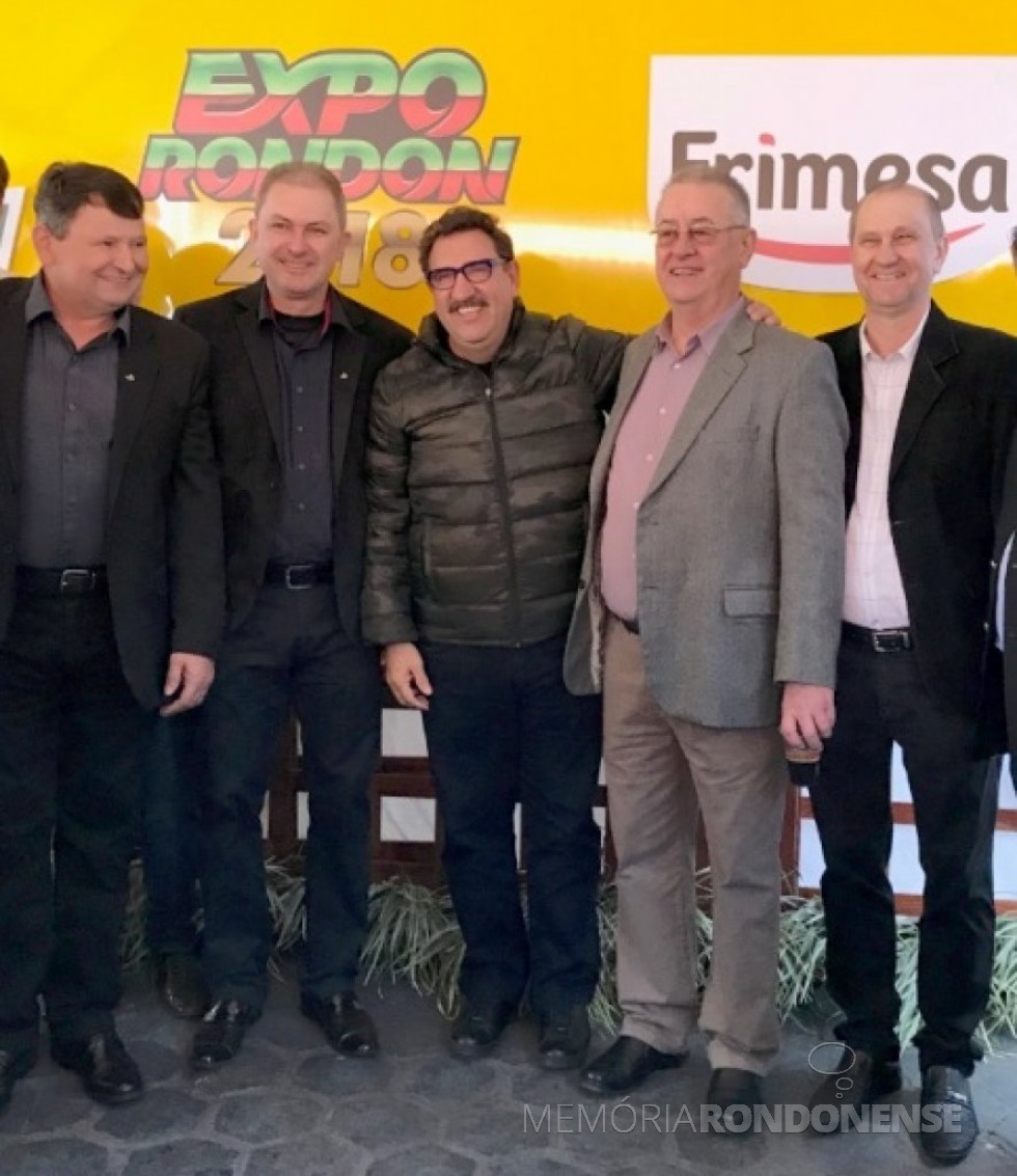 || Apresentador Ratinho entre diretores da Copagril e Frimesa, em julho de 2018. Da esquerda à direita:
Márcio Buss, diretor-secretário da Copagril: Eloi Darci Podkowa, diretor-vice-presidente da Copagril; comunicador do SBT; Valter Vanzella, diretor-presidente da Frimesa e Ricardo Silvio Chapla, diretor-presidente da Copagril.
Imagem: Acervo AquiAgora.net - FOTO 20 -