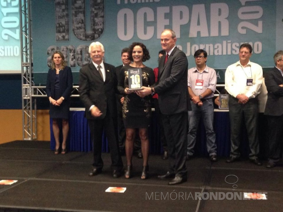 || Jornalista Luciani Franco recebendo o prêmio por sua classificação no Prêmio de Jornalismo Ocepar 2013, das mãos do João Paulo Koslovski (a), diretor-presidente da Ocepar, e de Manfred Dasembrock, diretor-Presidente da SICREDI/ Paraná., em maio de 2014.
Imagem: Acervo O Presente - FOTO 8 -