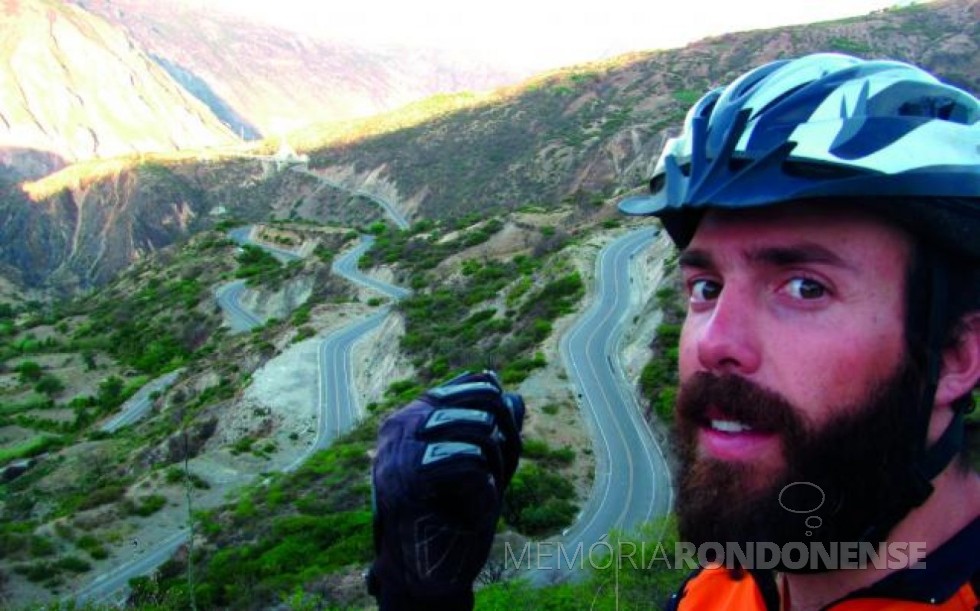 || Ciclista Nelson Gomes de Souza Neto em seu périplo pelo mundo. 
Imagem: Acervo O Presente - FOTO  11 - 