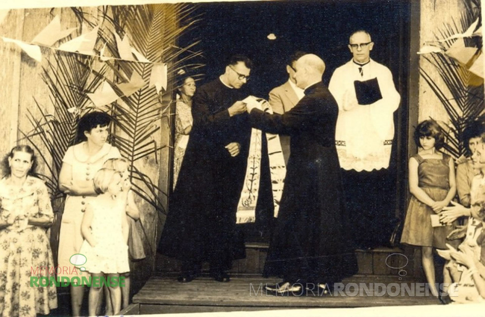 || Pe. João Assmann, nascido em novembro de 1911, primeiro vigário da Paróquia Sagrado Coração de Jesus, entrega a