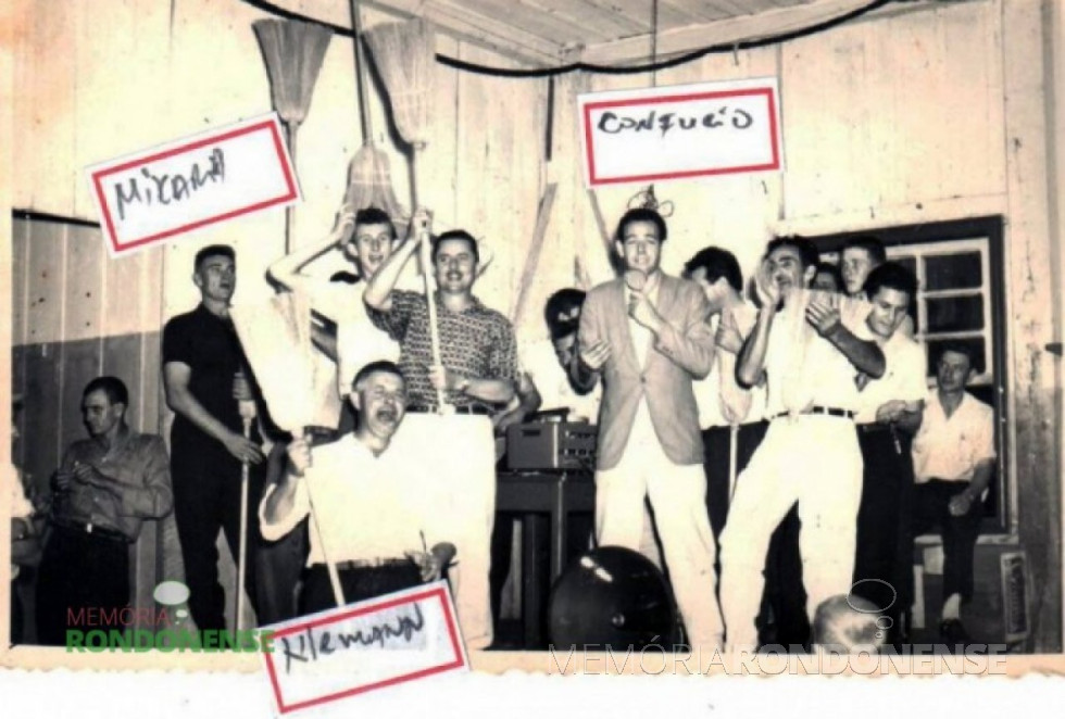 || Rondonenses em campanha a favor da eleição do paulista Jânio Quadros, em 1960. Na foto: além dos identificados por etiqueta, aparece junto à janela, sentado, o pioneiro Auri Osmar Zart, e  a sua direita, Valdomiro de Oliveira. Obs.: Identificação dos etiquetados: Mixaria = Bruno Thiele;  Confúcio = Aylson Confúcio de Lima (segundo médico a se instalar em Marechal Rondon); e Kleemann = o pioneiro Carlos Kleemann. 
Imagem: Acervo Auri Osmar Zart/ Elemar (Zeca) Gentelini – FOTO 6 -
