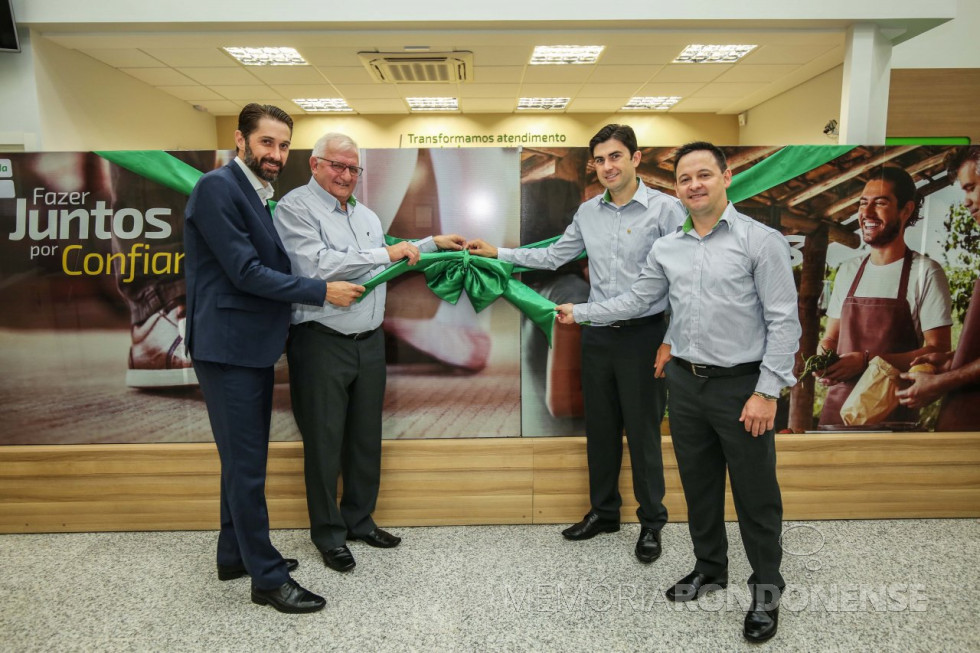 || Desate da fita de reinauguração da agência Rio Grande do Sul da Sicredi Aliança PR/SP, em dezembro de 2018.
Da esquerda à direita: Marcio Andrei Rauber, prefeito municipal de Marechal Cândido Rondon; Adolfo Rudolfo Freitag, presidente do Conselho de Administração da cooperativa de crédito; Fernando Barros Fenner, diretor-executivo da entidade; e Juliano Tallini, gerente da agência reinaugurada.
Imagem: Acervo da Cooperativa - FOTO 12 -