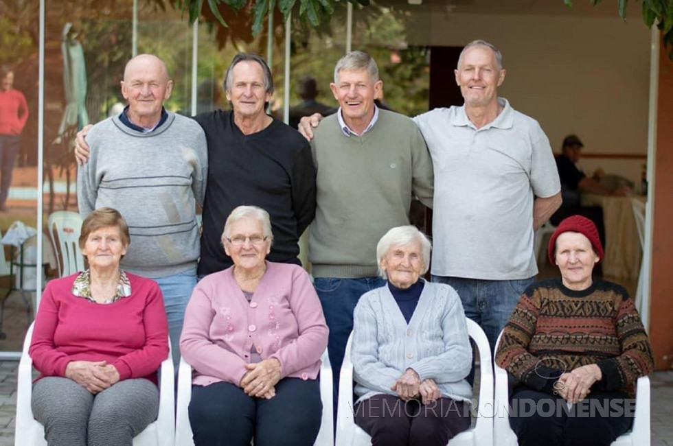 || Pioneira rondonense Rosa Olga Balkau (de blusa cinza), na comemoração do seu 99º aniversário. Da direita à esquerda, em pé: Edemar, Sigmar, Erlo e Verner. Sentadas: Lucila, Iloni, aniversariante e Alice.
Imagem: Acervo da família - FOTO 9
-