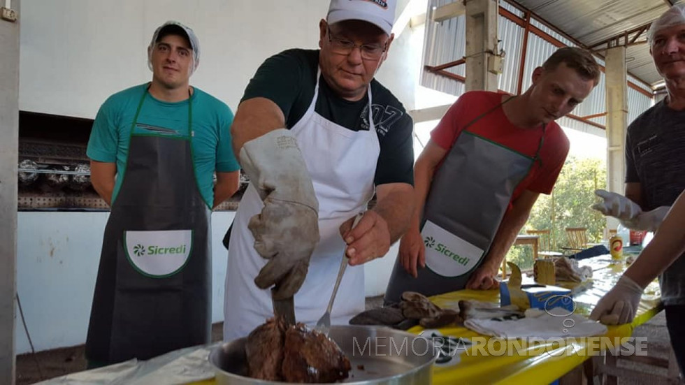 || Neldo Mautauro, presidente da Associação dos Moradores da Linha Itá, no corte de um cupim durante a 13ª Festa do Cupim da Linha Itá, município de Quatro Pontes, em abril de 2018.
Imagem: Acervo Imprensa PM-Quatro Pontes - Crédito: Diego Francener - FOTO 17 -