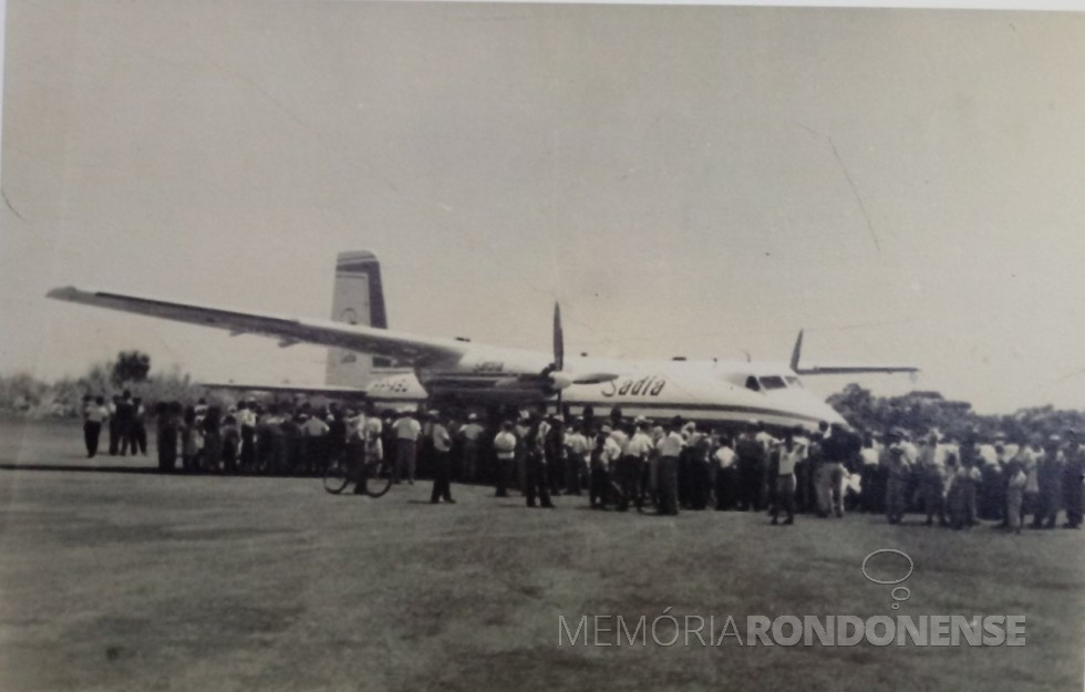|| Público fazendo recepção a primeira aeronave Dart-Herald quando do pouso no aeroporto da cidade de Toledo . 
Imagem: Acervo Memorial do aeroporto de Toledo - FOTO 3 - 