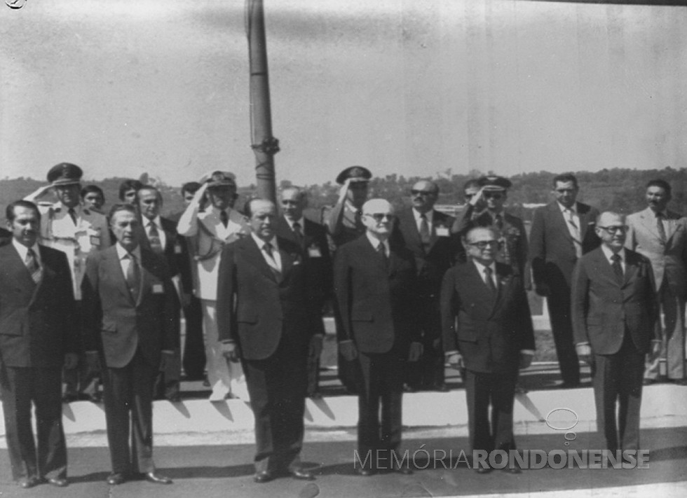 || Presidentes do Brasil e do Paraguai ouvindo a execução dos hinos nacionais de seus respectivos países.
Imagem: Acervo Wagner Dias - Foz do Iguaçu - FOTO 14 - 