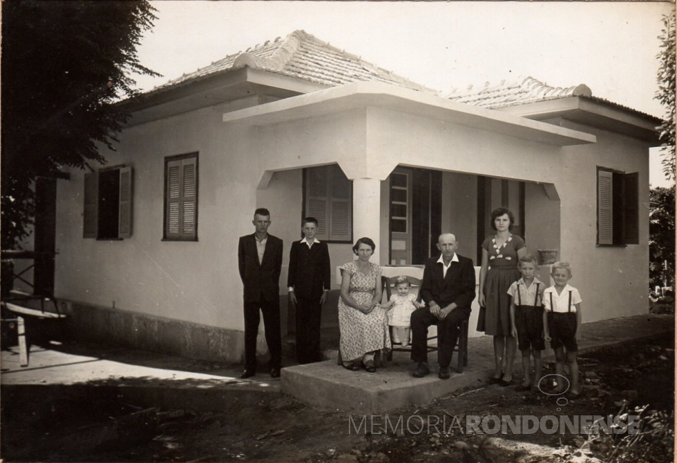 || Família de Hetty e Arnaldo Willms fotografados a frente da residência de alvenaria construída na chácara de sua propriedade. Foi uma das primeiras moradias em alvenaria construídas no interior de Marechal Cândido Rondon.
Da esquerda a direita: Waldemar, Waldomiro (Chico), a mãe Hetty, Alice, o pai Arnaldo, Miloca, Ernesto e Ivo.
A família chegou de mudança em Marechal Cândido Rondon, em agosto de 1952.
Imagem: Acervo Waldemar Willms - FOTO 5 -