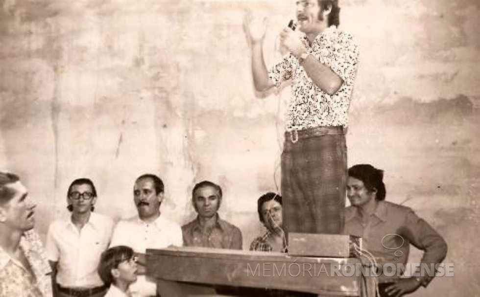 || Professor Ilmar Priesnitz discursando ainda como secretário de Educação de Marechal Rondon
Da esquerda para a direita: 1º - não identificado; 2º - Guido Port, de óculos, presidente do diretório municipal da então ARENA; 3º - desconhecido; 4º - Almiro Bauermann, prefeito municipal; deputado federal Norton de Macedo; e 7º - o então deputado estadual Werner Wanderer.
Imagem: Acervo Edite Feiden - FOTO 5 -