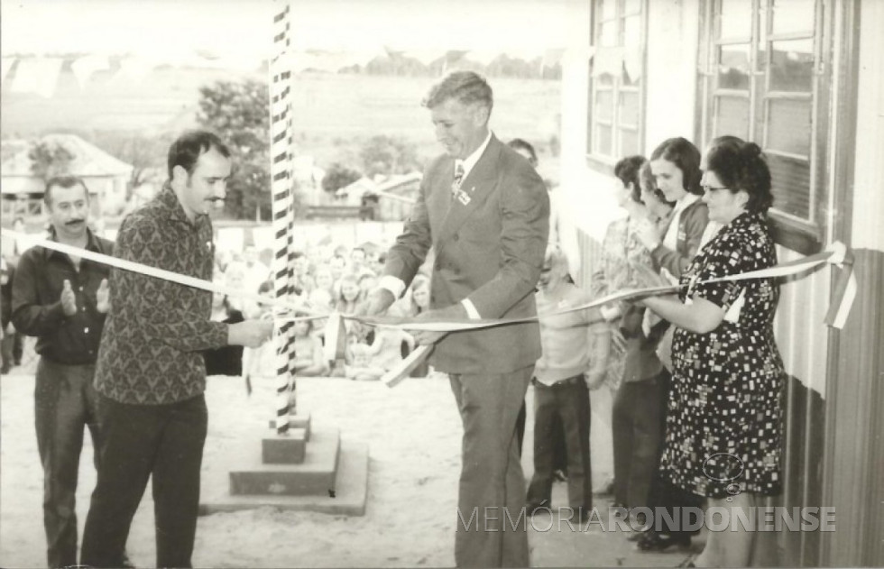 || Corte da fita simbólica da inauguração do então Grupo Escolar Padre Antonio Vieira, na localidade de Flor da Serra, no então distrito de Quatro Pontes. 
Da esquerda à direita: cartorário Levi Martins Gomes, presidente da Comissão Municipal de Festejos do Sesquicentenário da Independência; vereador Plinio Ari Schütz, de Quatro Pontes; e o prefeito municipal Dealmo Selmiro Poersch. As demais   pessoas não identificadas. 
Imagem: Acervo Valdir Sackser - FOTO 18 -