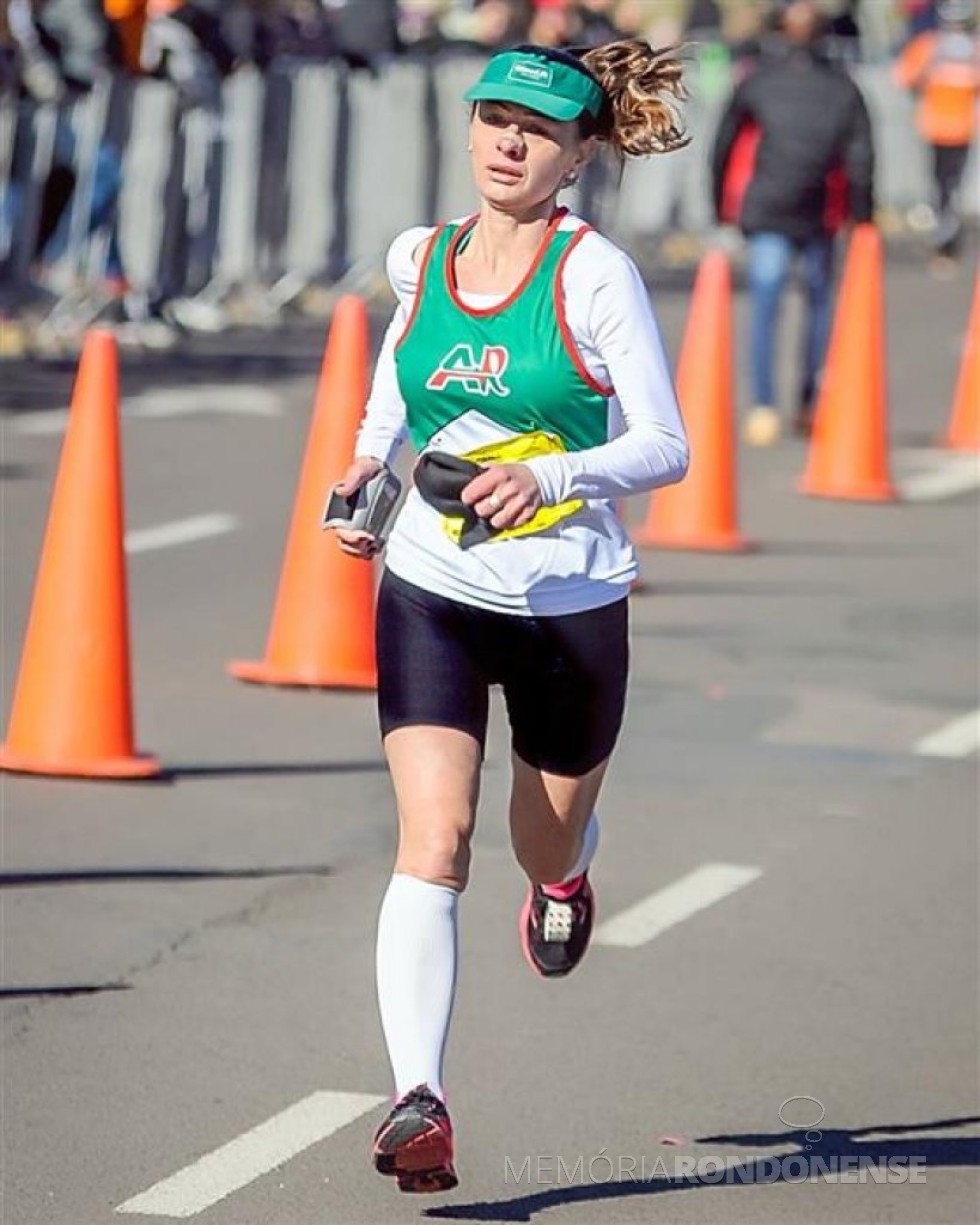 || Atleta rondonense Rosane Kozerski Kunzler em Porto Alegre, na 33ª Maratona Internacional, onde conquistou o 1º lugar . 
Imagem: Acervo O Presente - FOTO 6 - 