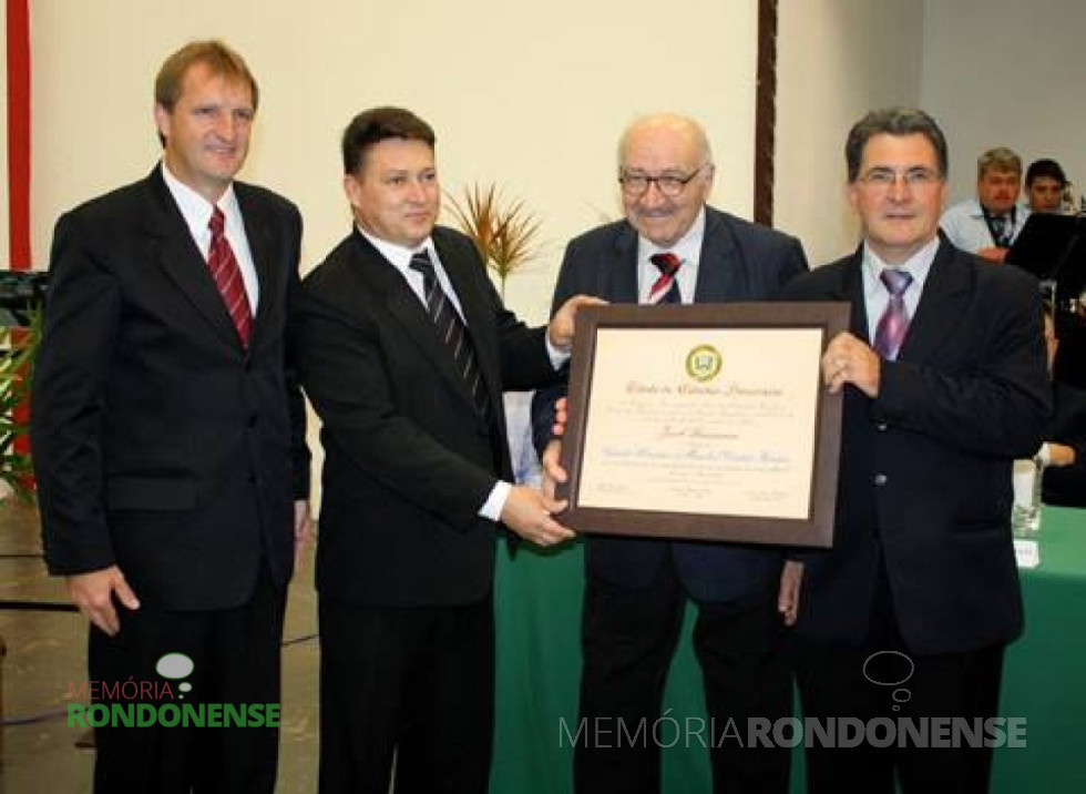 || Maestro rondonense Jacó Brescianini recebendo o título de cidadão honorário de Marechal Cândido Rondon, em novembro de 2010.
Imagem: Acervo O Presente - FOTO 19 -
