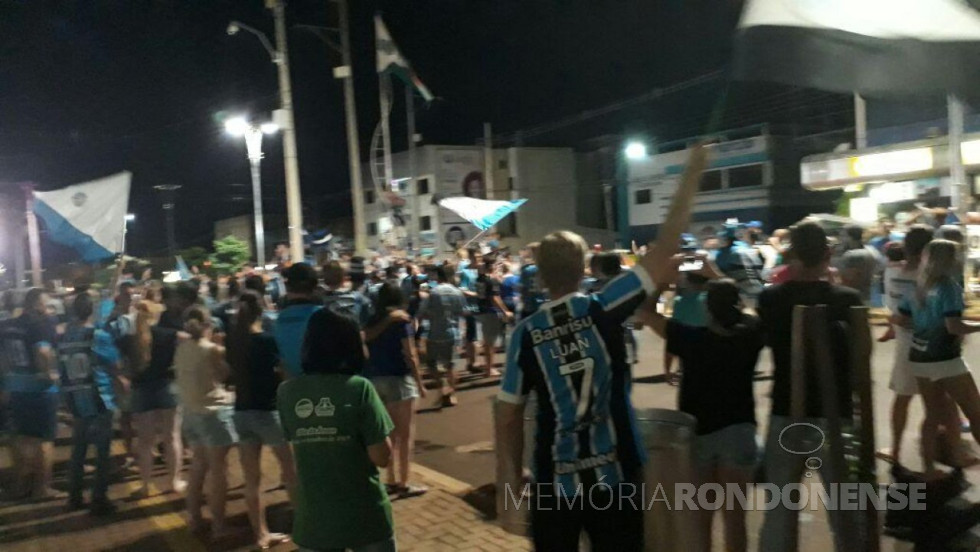 || Gremistas rondonenses comemorando a vitória do Grêmio Portoalegerense  na rotatória no entroncamento das Avenidas Rio Grande do Sul e Maripá, em novembro de 2017. 
Imagem: Acervo O Presente - FOTO 23 -