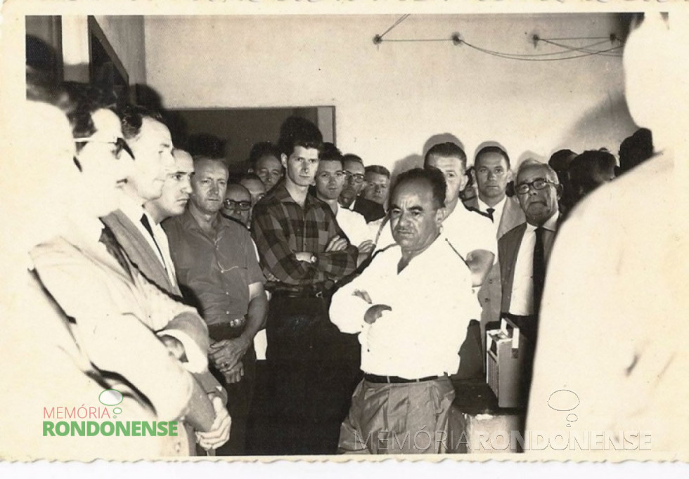|| Inauguração da Rádio Difusora, em 16 de novembro de 1966. Da esquerda para a direita: 3ª pessoa, sr. Arlindo Alberto Lamb,  atrás da pessoa de camisa xadrez, sr. Eugênio Müller, tesoureiro da Prefeitura Municipal de Marechal Cândido Rondon; e ao centro, de camisa branca e de braços cruzados, o sr. Antonio Maximiliano Ceretta, gerente da nova emissora. Anos mais tarde, Ceretta se elegeu vereador e foi presidente da Câmara Municipal de Marechal Cândido Rondon. 
Imagem: Acervo Haari Strenske - FOTO 1 _