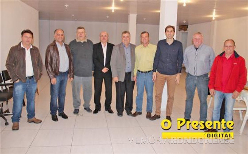 || Representantes dos sete partidos que manifestaram apoio a pré-candidatura do vereador Marcio Andrei Rauber a prefeito municipal de Marechal Cândido Rondon., em julho de 2016. Da esquerda à direita: farmacêutico Albenice Pinto de Souza (PSL), Samuel Sanches, Sergio Marcucci, Walmor Mergener, Vitor Giacobbo, Dante Roque Tonezer, vereador Marcio Andrei Rauber, vereador Ilario (Ila) Hofsteatter e Valdir Port (Portinho).
Imagem: Acervo O Presente Digital
Crédito: Maria Cristina Kunzler - FOTO 10 -