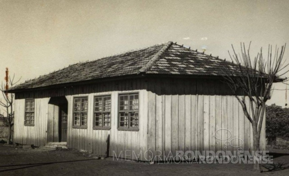 || A primeira escola da sede distrital de Porto Mendes, substituída em 1968, pelo Grupo Escolar Comandante Luiz Augusto de Moraes Rego.
Imagem: Acervo Fundo Fotográfico de Marechal Cândido Rondon - FOTO 11 -