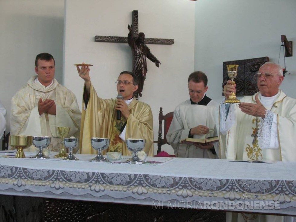 || Celebração eucarística durante a missa de ordenação de Neimar Troes. 
Imagem: Arquivo pessoal - FOTO 31 - 