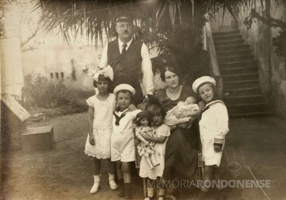 || Casal Mary Stela e Karl Seyboth com os filhos. Da esquerda à direita:
Gabriele, Friedrich Rupprecht, Brunhilde, Fritz (bebe) e Karl.
Imagem: Acervo Família Seyboth - FOTO 2 -
A foto foi tirada em Estrela (RS).