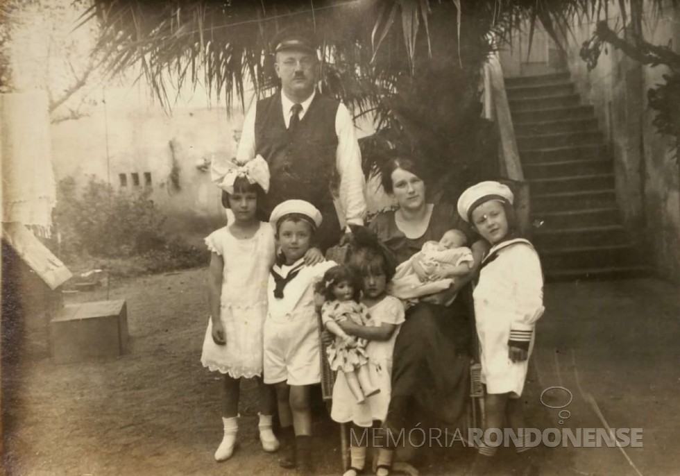 || Casal Mary Stela e Karl Seyboth com os  filhos.da esquerda à direita:
Gabriele, Friedrich Rupprecht, Brunhilde, Fritz (bebe) e Karl.
Imagem: Acervo Família Seyboth - FOTO 2 - 
A foto foi tirada em Estrela (RS).
