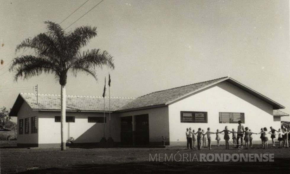 || Grupo Escolar Floriano Peixoto, da sede distrital de Iguiporã, inaugurado em maio de 1971. 
Imagem: Acervo Fundo Fotográfico de Marechal Cândido Rondon - FOTO 6 - 