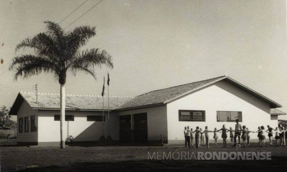 || Grupo Escolar Floriano Peixoto, da sede distrital de Iguiporã, inaugurado em maio de 1971.
Imagem: Acervo Fundo Fotográfico de Marechal Cândido Rondon - FOTO 7 -