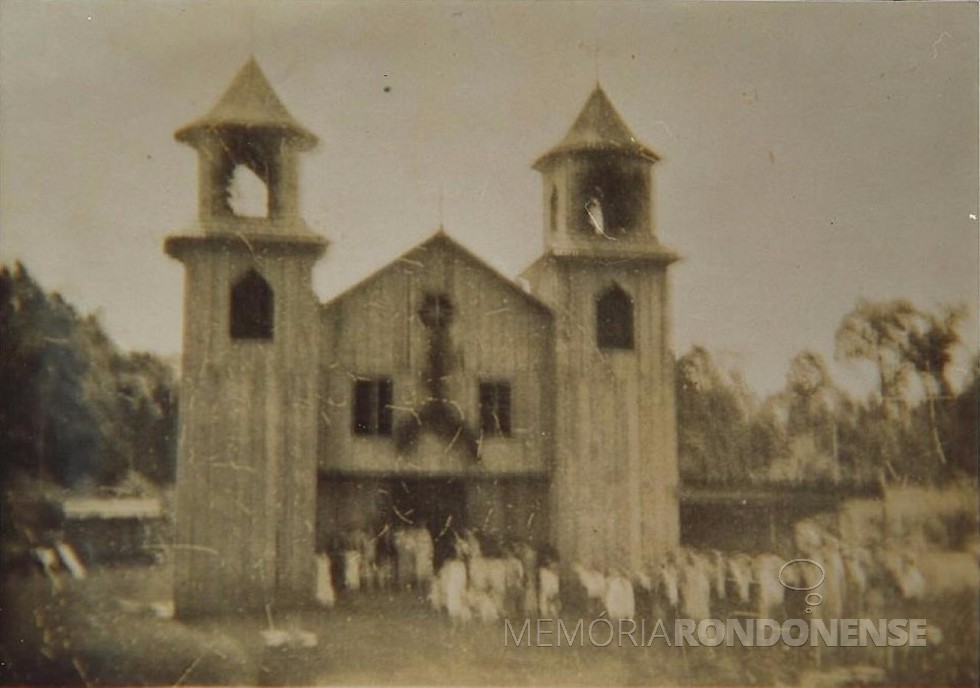 || Primeira igreja católica em vila Margarida, no dia de sua inauguração em maio de 1954. 
Imagem: Acervo Centro de Pesquisa e História - Prefeitura Municipal de Marechal Cândido Rondon - FOTO 2 - 