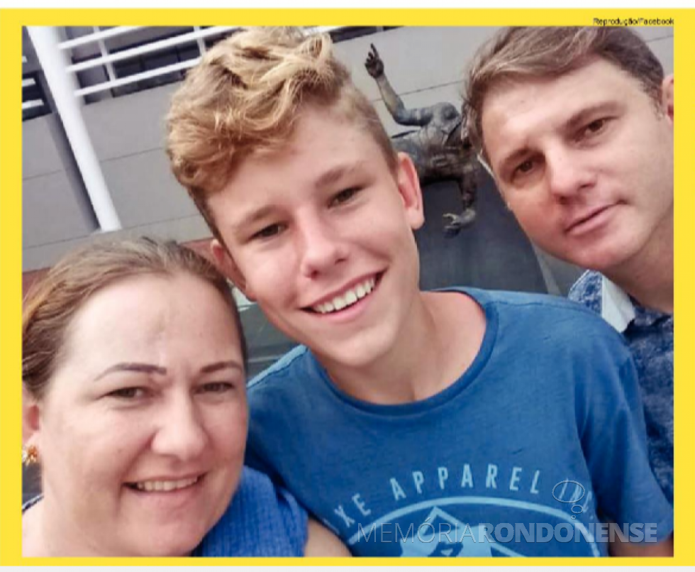 || Volante Naydjel Callebe com os pais Carla Boroski e Nilson Strohschein, depois do incêndio no CT do Clube Regatas Flamengo, em fevereiro de 2019.
Imagem: Acervo O Presente - FOTO 10 -