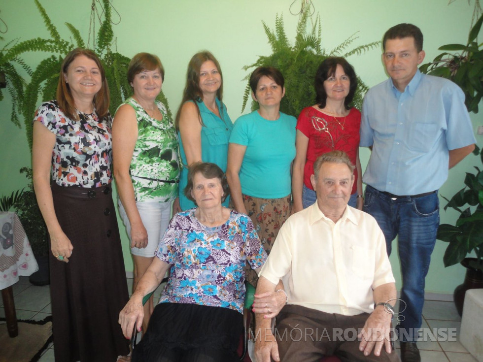 || Casal Reni e Hugo Riffel com os filhos ao comemorar Bodas de Diamante, em junho de 2018.
Da esquerda à direita: Glaci Maria, Noeli Terezinha, Marlene Maria, Nelsi Terezinha, Clarice e Pedro Paulo.
Imagem: Acervo Noeli Terezinha Lizzoni - FOTO 14 -