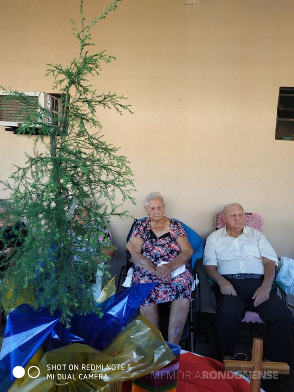 || Casal pioneiro rondonense Francisca Vilma e Osvino Ernesto Wolfart que comemorou bodas de cipreste, em meados de junho de 2019.
Imagem: Acervo Inge Wolfart - FOTO 23 -