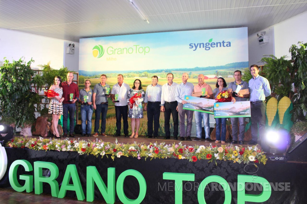 || Diretoria da Copagril e representante da Syngenta com os premiados do Grano Top Milho 2017. 
Imagem: Acerco Comunicação Copagril - Crédito: Fernando Ames - FOTO 23 -