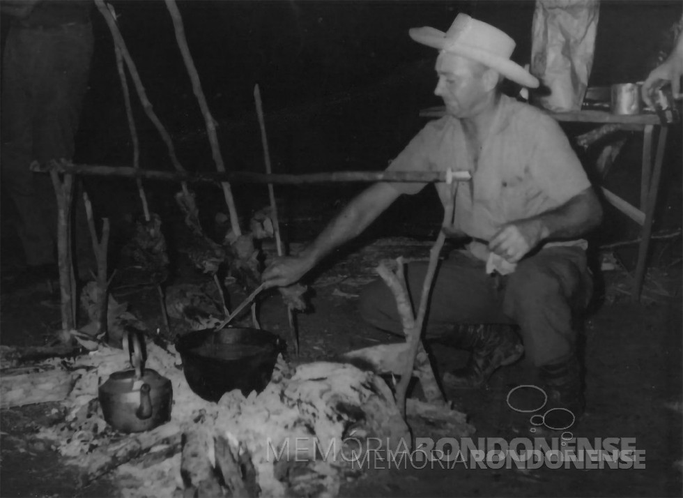 || Pioneiro rondonense e ex-vereador Lauro Weirich preparando uma confraternização nos tempos em que era diretor de Viação e Obras de Marechal Cândido Rondon. Imagem: Acervo Nair (Klauck) Weirich - FOTO 6 –