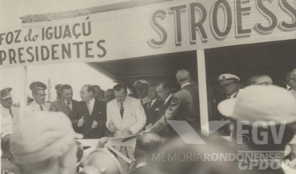|| Presidente Stroessner assinando   o convênio com o Brasil para a construção da Ponte da Amizade, em outubro de 1956. 
Imagem: Acervo Wagner Dias - Foz do Iguaçu - FOTO 4 - 