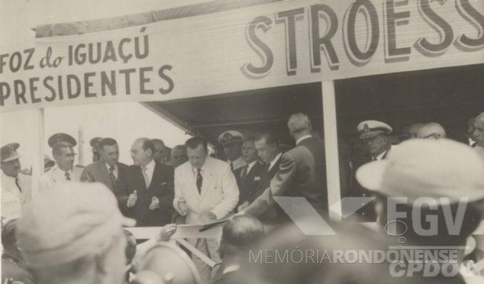|| Presidente Stroessner assinando o convênio com o Brasil para a construção da Ponte da Amizade, em outubro de 1956.
Imagem: Acervo Wagner Dias - Foz do Iguaçu - FOTO 5 -