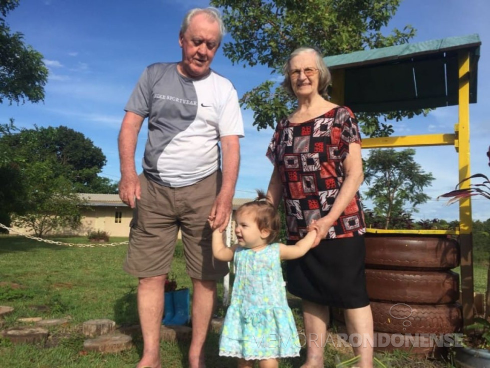 || Pioneira rondonense Elzira Hiller, na companhia do esposo Willy Guilherme e com a bisneta Aline. A ex-rondonense faleceu em final de julho de 2018.
Imagem: Acervo Edison Hiller - FOTO 21 -