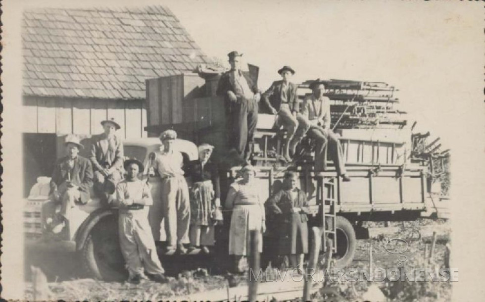 || Casal pioneiro Rudolfo Carlos e Amanda Joana (Dunke) Schroeder fotografado com filhos e parentes pouco antes da partida de mudança ao Norte do Paraná.
Os homens na foto não foram identificados. No centro, é Edith Lidia Schroeder com Amanda Joana ao seu lado. Com a chaleira na mão, a senhora Helma (Dunke) Deuner, cunhada de Rudolfo Carlos e Amanda Joana Schroeder.
Imagem: Acervo Roseli Weber - FOTO 1 -