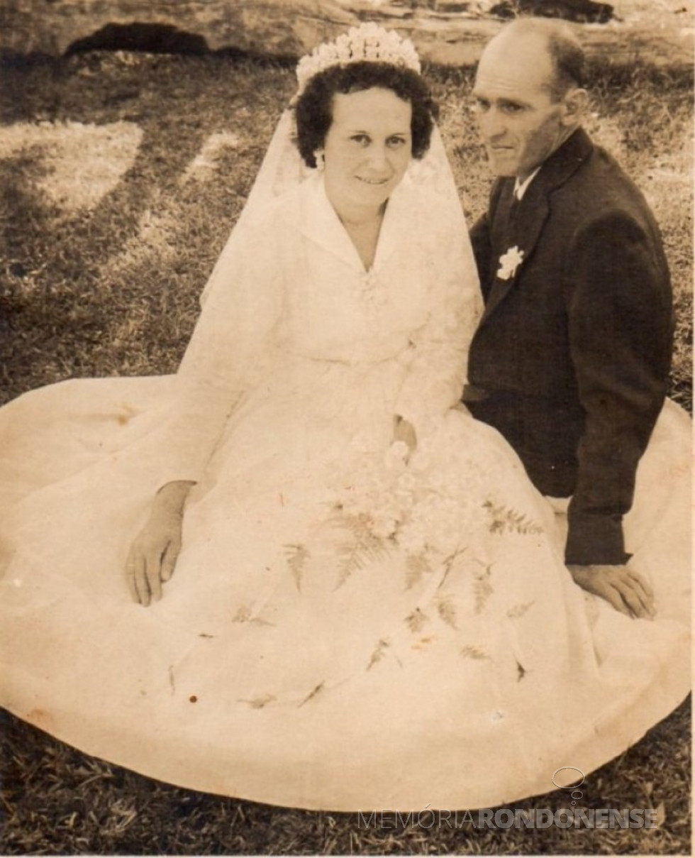 || Noivos Helga Liell e Hugo Anibal Haubert, pioneiros de Quatro Pontes, fotografados no dia do casamento em fevereiro de 1958.
Imagem: Acervo Darcila Haubert - Brasília - DF