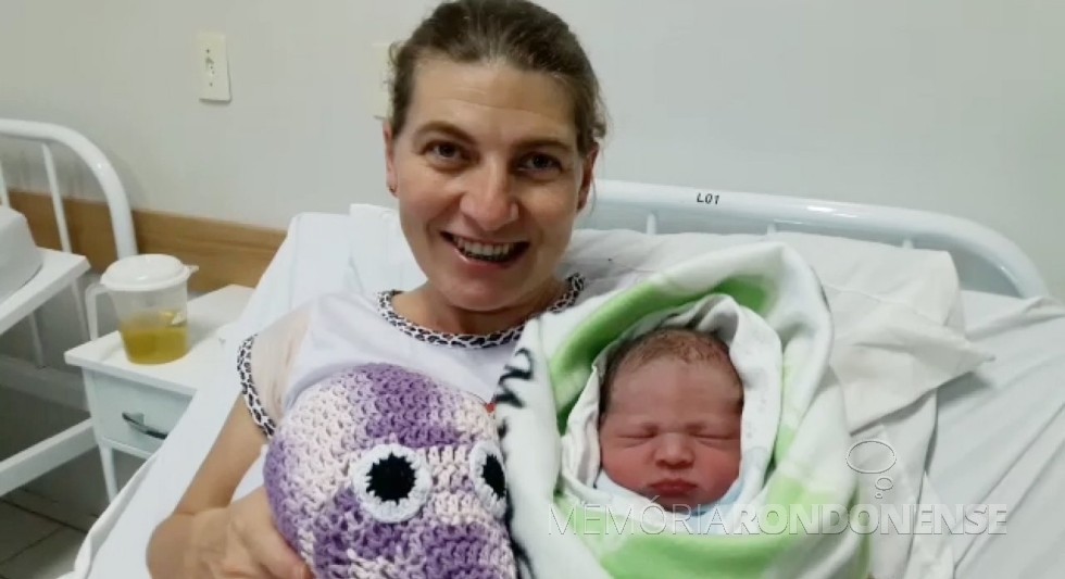|| Marilete Gauer com o filho Lucas Rafael, a primeira criança nascida no Hospital Municipal Dr. Cruzatti. 
Imagem: Acervo Imprensa - PM-MCR - FOTO 10 - 