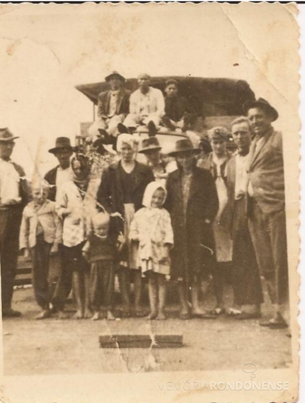 || Georg Vorpagel e esposa Hilda (de casaco longo escuro) e outras famílias pioneiras que chegaram a então General Rondon, em março de 1951. 
Imagem: Acervo Ilda Hartleben Vorpagel. - FOTO 1 -