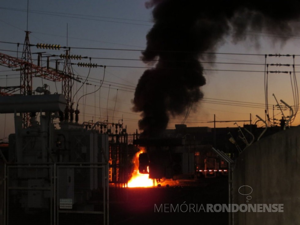 || Incêndio na subestação da Copel de  Marechal Cândido Rondon, em dezembro de 2018. 
Imagem: Acervo O Presente - FOTO 9 - 