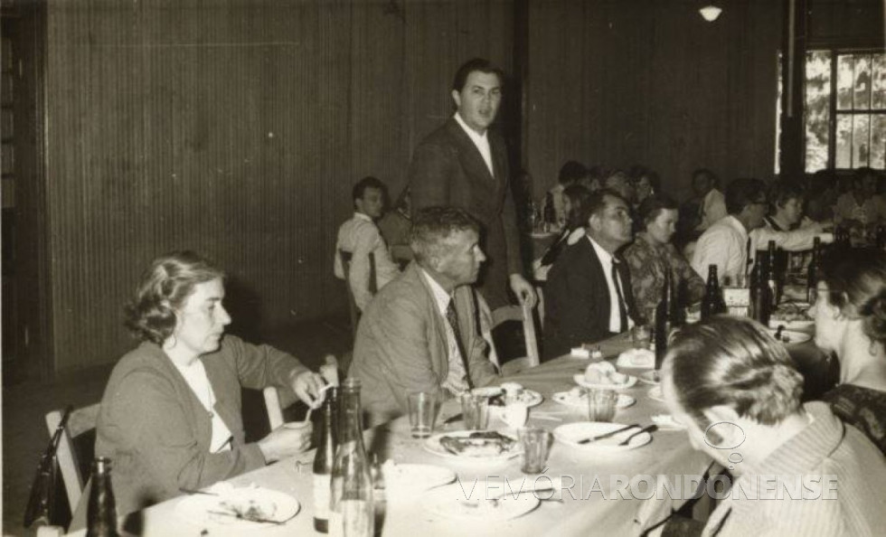 || Arnaldo Faivro Busato, secretário de Estado da Saúde, discursando durante o almoço oferecido em sua homenagem pela Prefeitura Municipal de Marechal Cândido Rondon, pela inauguração do 1º posto de saúde da cidade, em março de 1969.
À esquerda, a 1ª dama Virica (nascida Zarth) Poersch, o prefeito municipal Dealmo Selmiro Poersch, e, à esquerda do secretário, o vereador Berdinand Spitzer e esposa. 
Imagem: Acervo Fundo Fotográfico de Marechal Cândido Rondon - FOTO 1 -