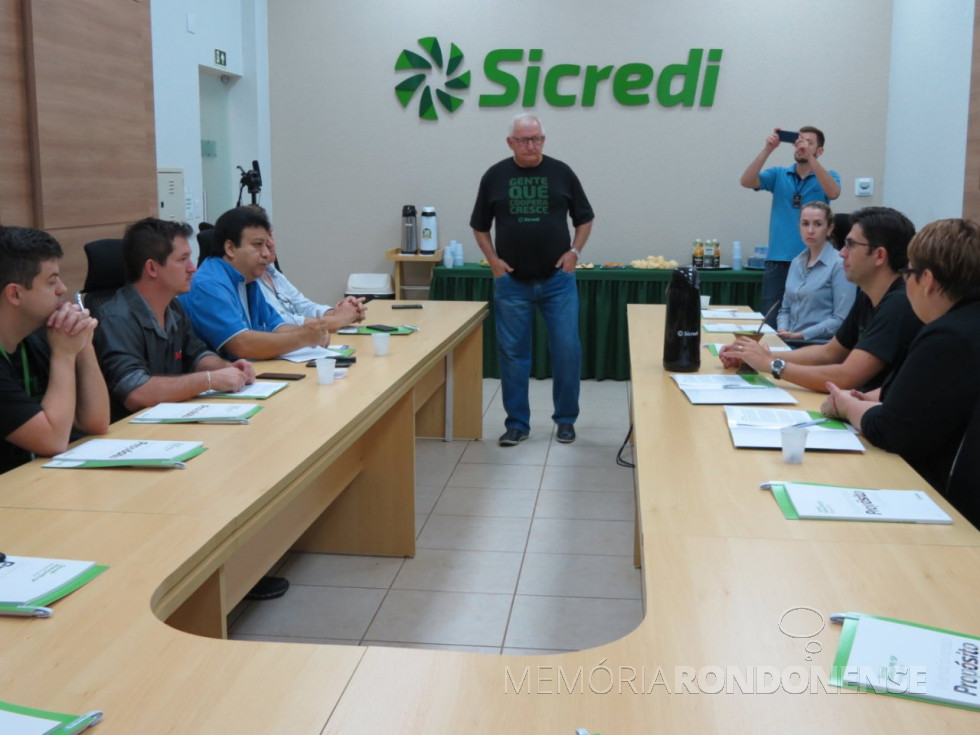 || Adolfo Rudolfo Freitag, presidente do Conselho de Administração da Sicredi Aliança PR/SP,  detalhando sobre a instalação do quinto ponto de atendimento na cidade de Marechal Cândido Rondon, em junho de  2019.
Imagem: Acervo O Presente - FOTO 17 -
