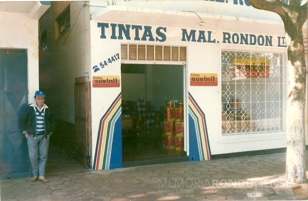 || Primeira loja da empresa Tintas Rondon, a rua Paraná. 
A pessoa à esquerda é o senhor Zeno Scherer, pai de Marcenita Peracchi, proprietária-sócia da empresa. 
Imagem: Acervo Tintas Rondon - FOTO 9  - 