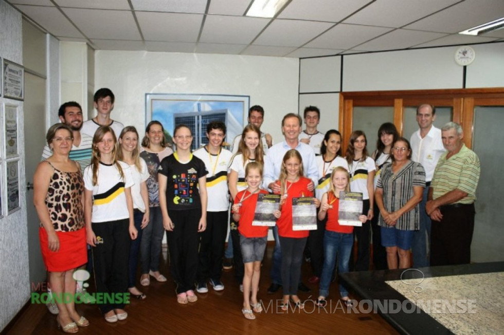|| Estudantes rondonenses premiados na 18ª Olímpíada Brasileira de Astronomia e Astronáutica (OBA) 2015, recepcionados pelo prefeito Municipal Moacir Froelich e a Secretária Municipal de Educação, professora Marta Salete Bendo (primeira à esquerda). Imagem: Acervo Imprensa PM- Marechal Cândido Rondon - FOTO 13 -