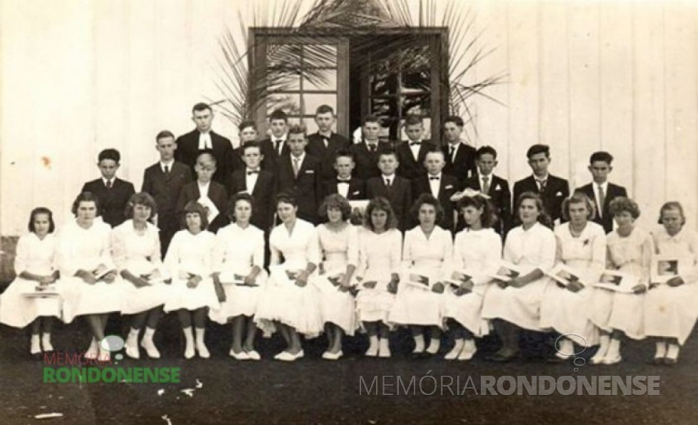 || Pastor Joachim Pawelke e confirmandos da Comunidade Evangélica Martin Luther , no começo da década de 1960. Imagem: Acervo Edeltraud Steinmacher Lettnin – FOTO 7 –