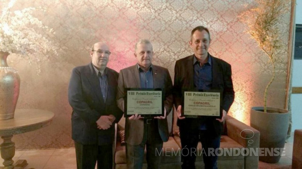 || Premiação recebida pela Copagril, na cidade de Guaira, em novembro de 2016. Da esquerda 
 à direita: Gilmar Rotta, gerente do supermercado da Copagril, em Guaíra; Enoir Primon, gerente comercial da Copagril; e Mauro Vanin, gerente da loja agropecuária da Copagril, em Guaíra.
Imagem: Acervo Imprensa - Copagril Crédito: Carina Ribeiro - FOTO 18 -
