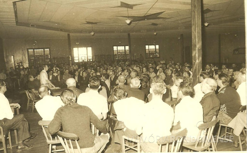 || Uma das primeiras assembleias gerais da Cercar,  no Clube Aliança, dirigida pelo gerente da cooperativa Egon Hauenstein, tendo ao seu lado esquerdo, sentado, o associado Lauro Freitag,  presidente da  entidade cooperativista.
Imagem: Acervo Cercar - FOTO 10 -
