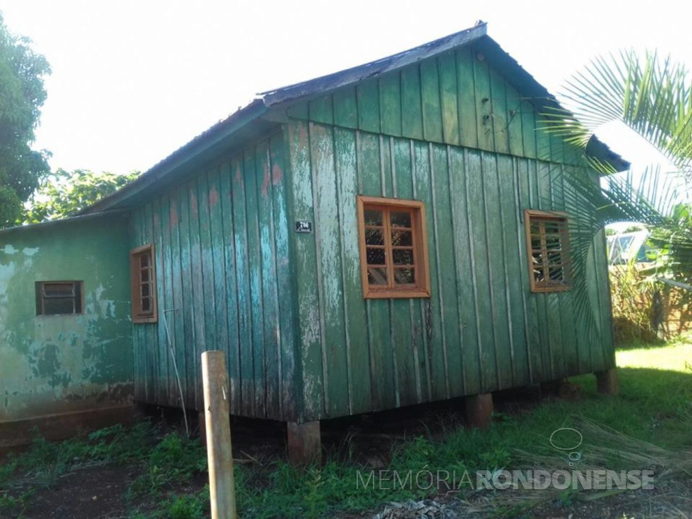 || Primeira residência da família de Aloicius Mees, à Rua 12 de Outubro, 798, quando chegou a então vila de General Rondon.
A moradia construída pelo pioneiro Antonio Rockembach foi demolida no mês de maio de 2020 pela família proprietária do terreno.
Imagem: Acervo Venilda Saatkamp - FOTO 2 -