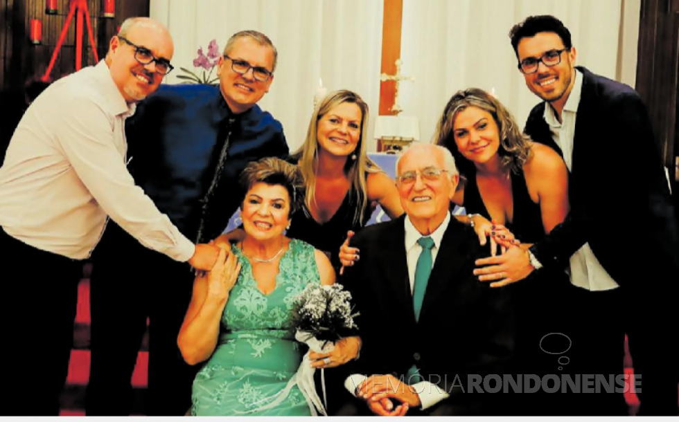 || Casal Leda e Waldemar Martin com os filhos Ronie, Clóvis, Debora, Rogeria e Fabrício.
Imagem: Acervo da Família - FOTO 12 -